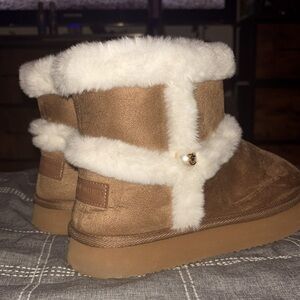 Size women’s 8 1/2 juicy couture fur boots hardly worn.